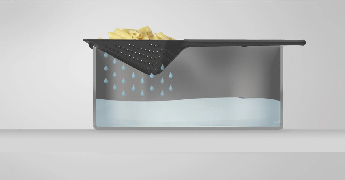 Schöpflöffel grau grün, gross in Grau präsentiert im Onlineshop von KAQTU Design AG. Kochbesteck ist von Joseph Joseph
