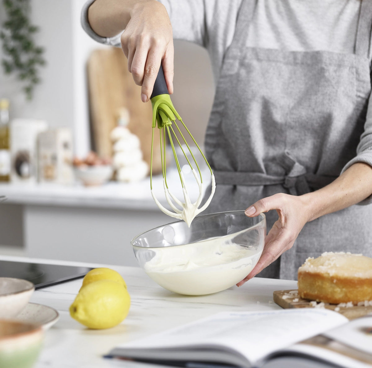 Twist Schneebesen in Grün präsentiert im Onlineshop von KAQTU Design AG. Schwingbesen ist von Joseph Joseph