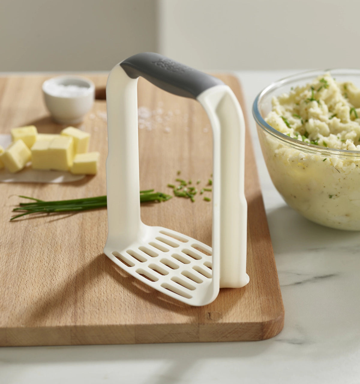 Easy-Mash Ergonomischer Kartoffelstampfer Weiss in Weiss präsentiert im Onlineshop von KAQTU Design AG. Presse ist von Joseph Joseph