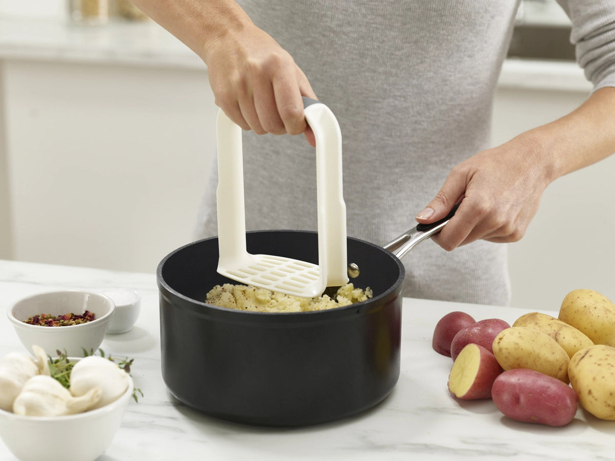 Easy-Mash Ergonomischer Kartoffelstampfer Weiss in Weiss präsentiert im Onlineshop von KAQTU Design AG. Presse ist von Joseph Joseph