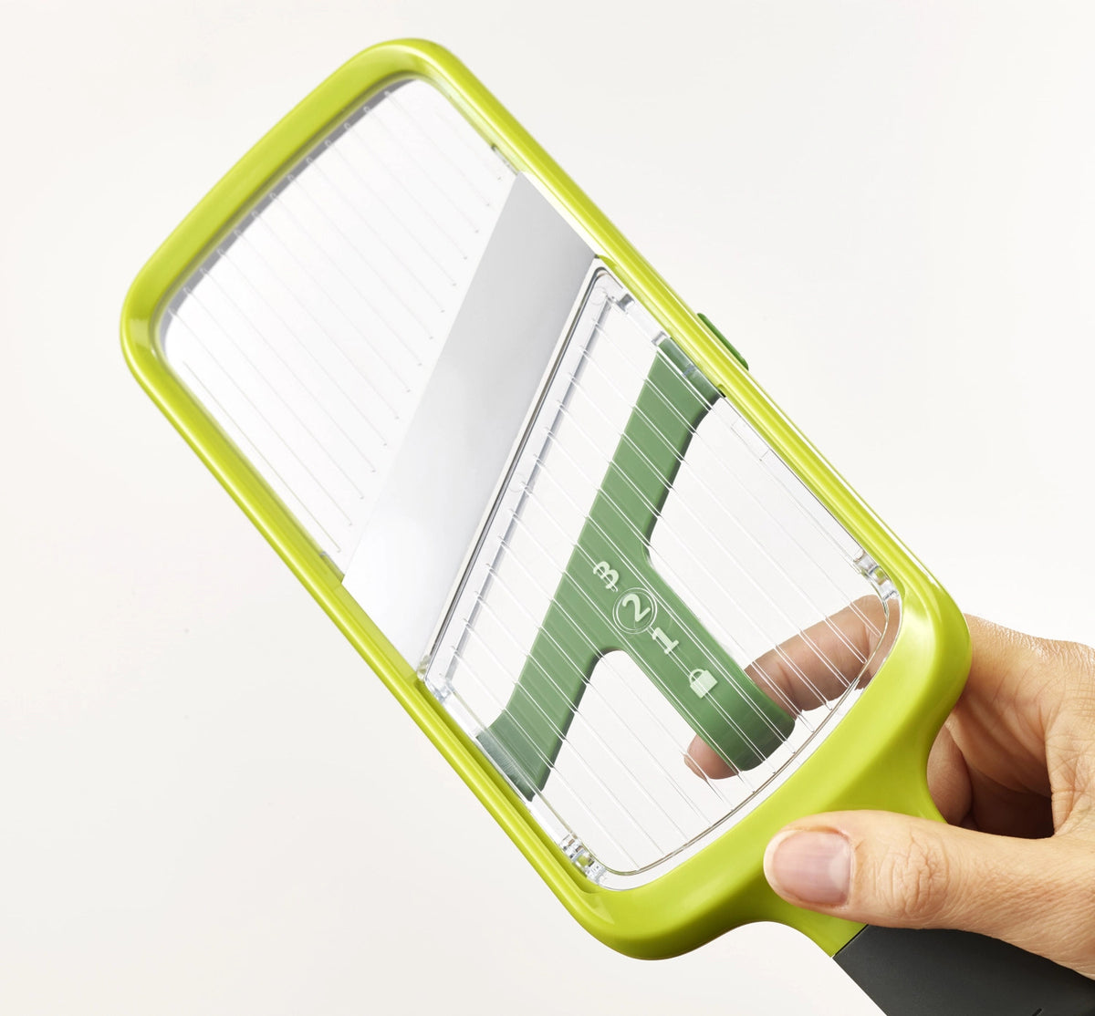 Multi-Grip Mandoline mit präzisem Lebensmittelgriff - Grün in Grün präsentiert im Onlineshop von KAQTU Design AG. Zutaten ist von Joseph Joseph