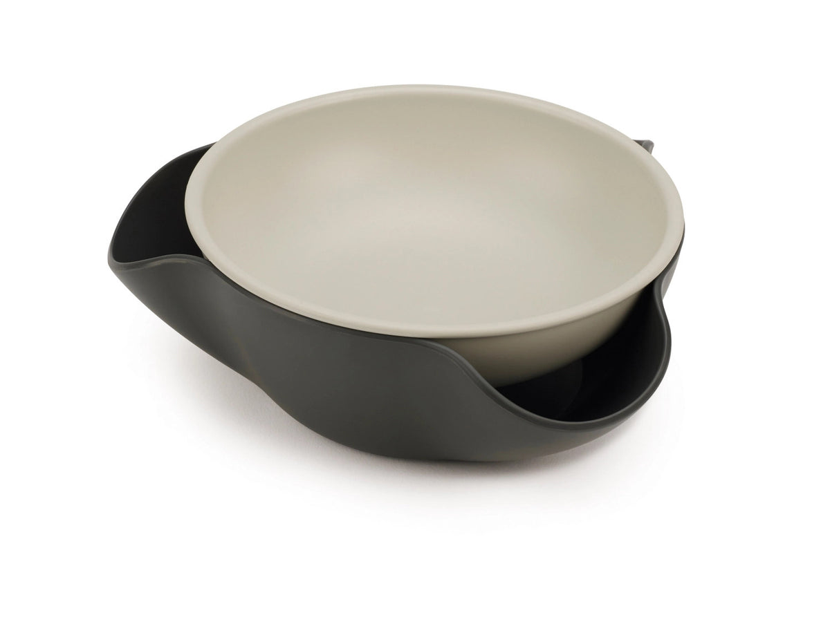 Double-Dish Servierschüssel in Grau präsentiert im Onlineshop von KAQTU Design AG. Küchenhelfer ist von Joseph Joseph