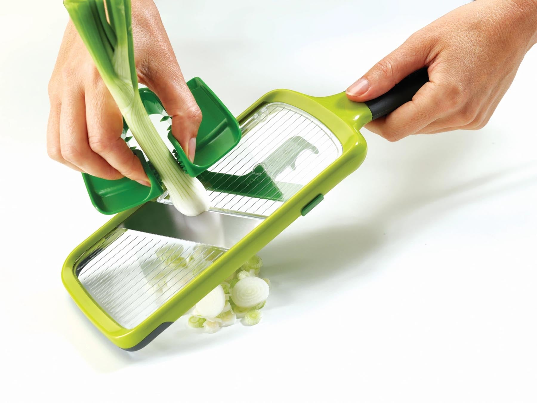 Vielseitiges 2-teiliges Set von Joseph Joseph: Multi-Grip Mandoline und Multi-Grate Reibe für kreative Kochideen und einfache Zubereitung.