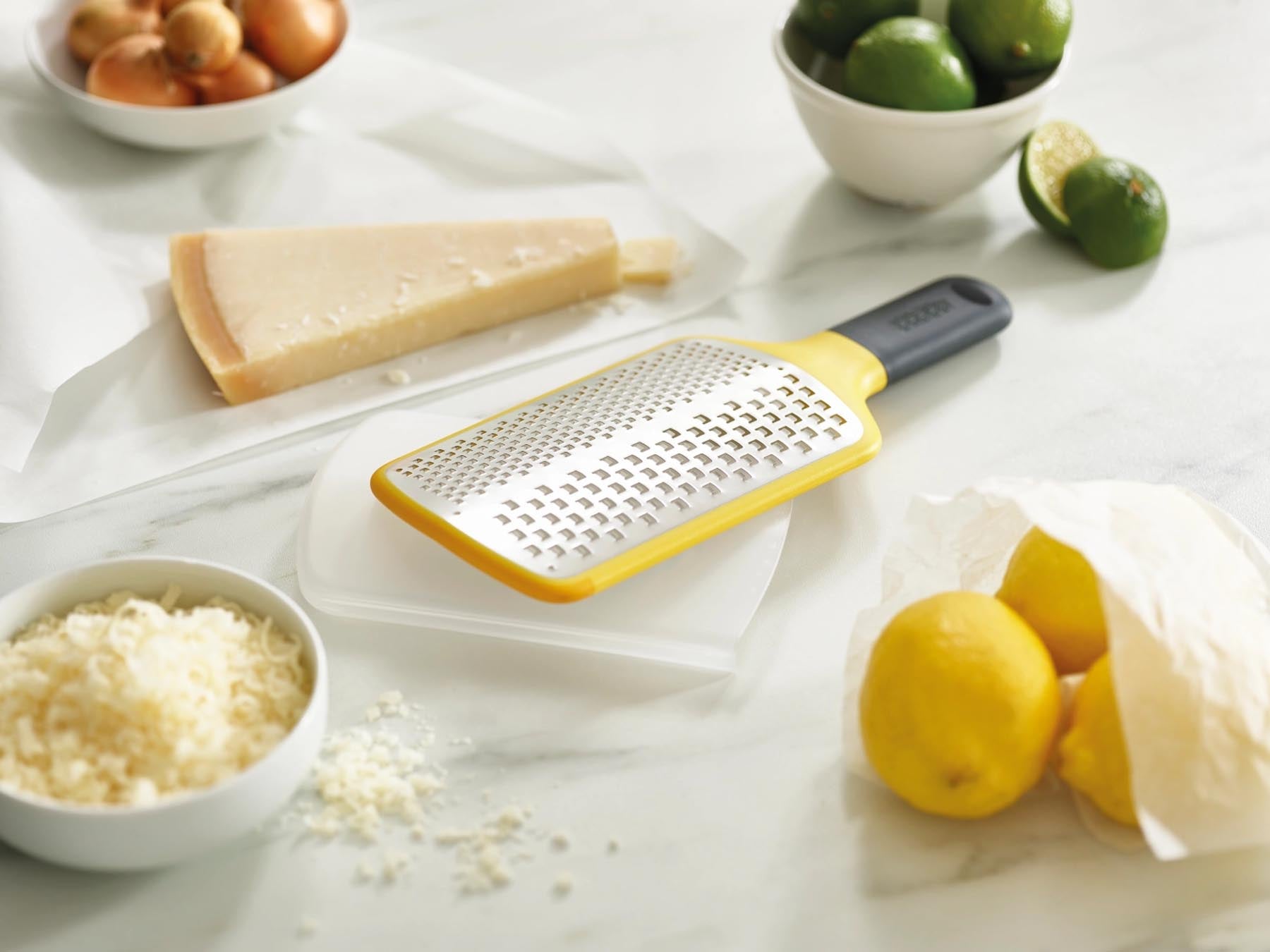 Praktisches Promo Gadget Set von Joseph Joseph: Multi-Grip Mandoline und Multi-Grate Reibe für müheloses Schneiden und Raffeln in der Küche.