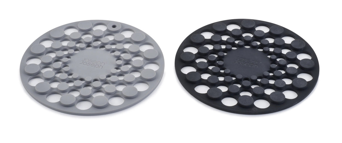 2er Set Spot-On Silikonuntersetzer in Grau präsentiert im Onlineshop von KAQTU Design AG. Tischset ist von Joseph Joseph