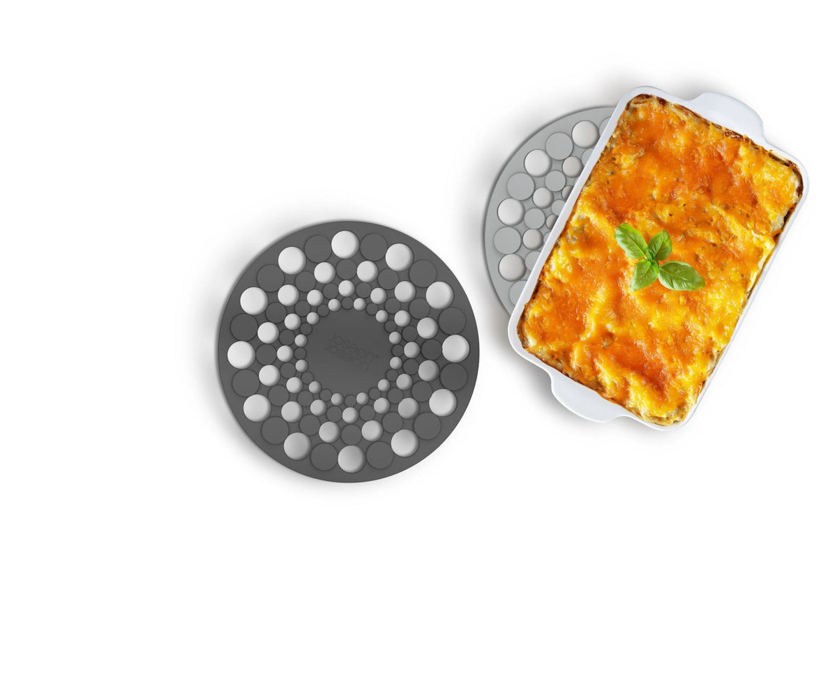 2er Set Spot-On Silikonuntersetzer in Grau präsentiert im Onlineshop von KAQTU Design AG. Tischset ist von Joseph Joseph