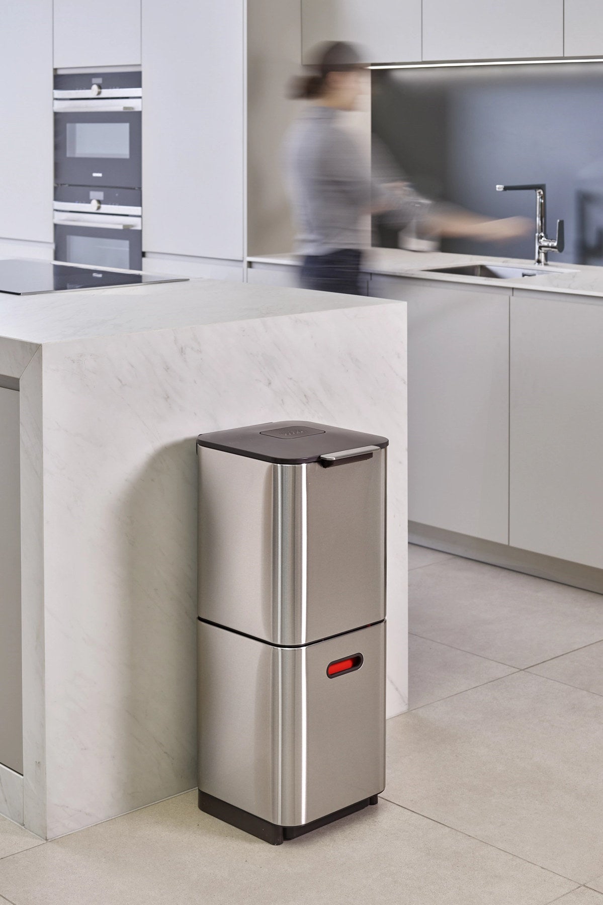 Totem Compact 40L, edelstahl in Silber präsentiert im Onlineshop von KAQTU Design AG. Mülleimer ist von Joseph Joseph