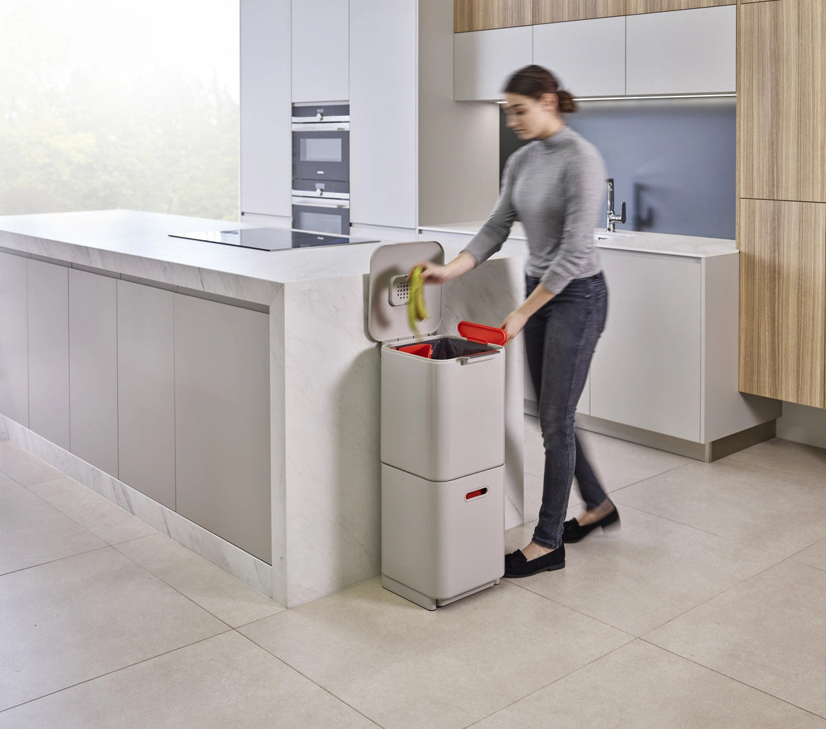Totem Compact 40L mit Seperationen, stone in Silber präsentiert im Onlineshop von KAQTU Design AG. Mülleimer ist von Joseph Joseph