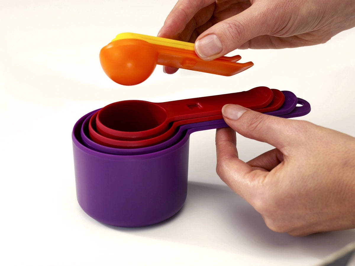 Nest Messlöffelset 8-tlg., assortiert in Mehrfarbig präsentiert im Onlineshop von KAQTU Design AG. Küchenhelfer ist von Joseph Joseph