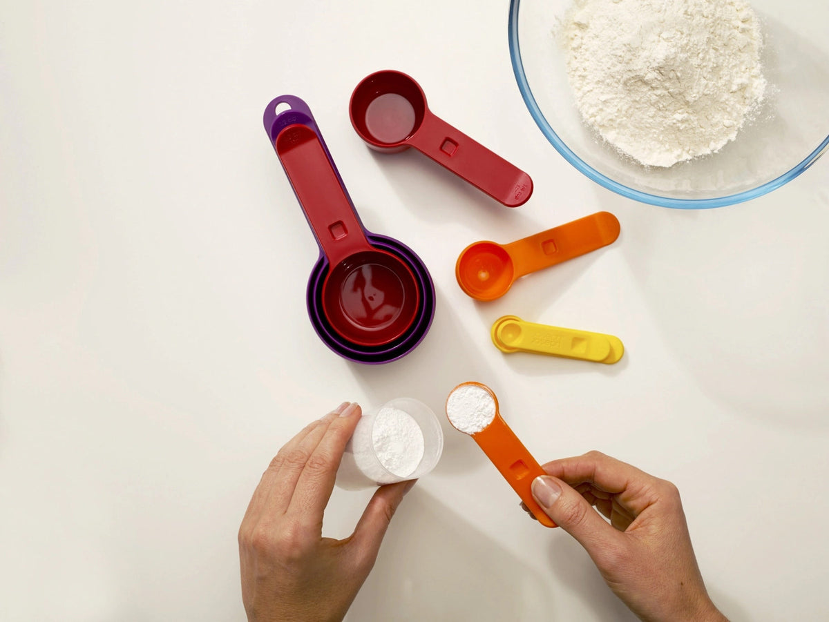Nest Messlöffelset 8-tlg., assortiert in Mehrfarbig präsentiert im Onlineshop von KAQTU Design AG. Küchenhelfer ist von Joseph Joseph