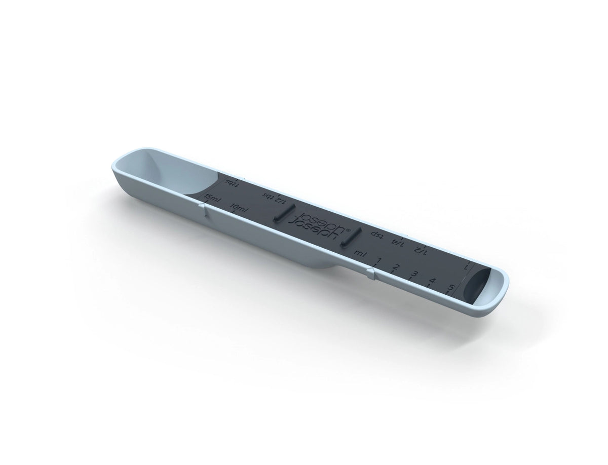 Measure-Up Verstellbarer Messlöffel – Blau in Blau präsentiert im Onlineshop von KAQTU Design AG. Küchenhelfer ist von Joseph Joseph