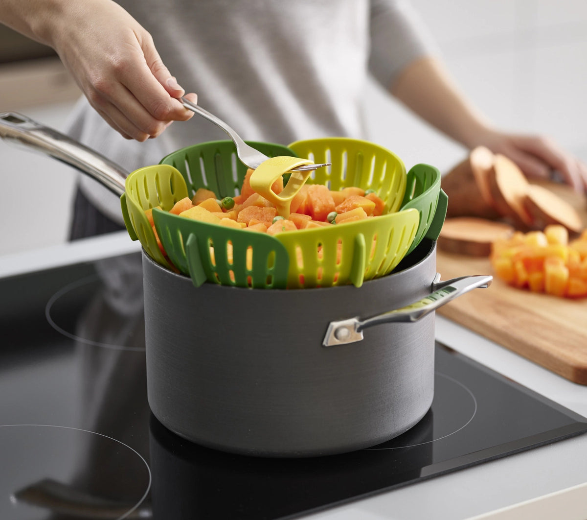 Bloom Faltbarer Dampfgareinsatz - Grün in Grün präsentiert im Onlineshop von KAQTU Design AG.  ist von Joseph Joseph