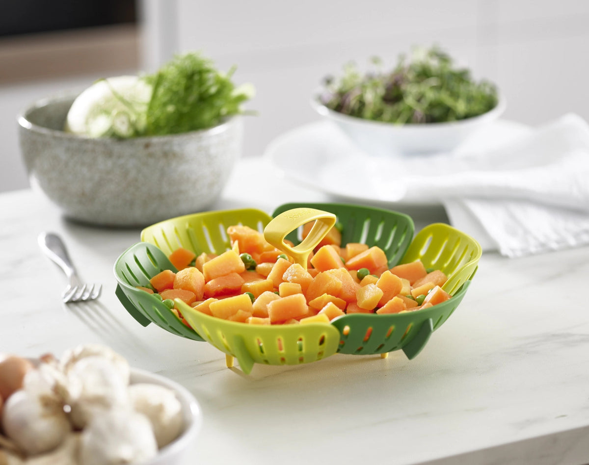 Bloom Faltbarer Dampfgareinsatz - Grün in Grün präsentiert im Onlineshop von KAQTU Design AG.  ist von Joseph Joseph