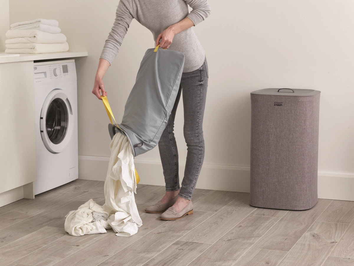 Tota 60-Liter-Wäschetrennkorb – Grau in Grau präsentiert im Onlineshop von KAQTU Design AG. Wäschekorb ist von Joseph Joseph