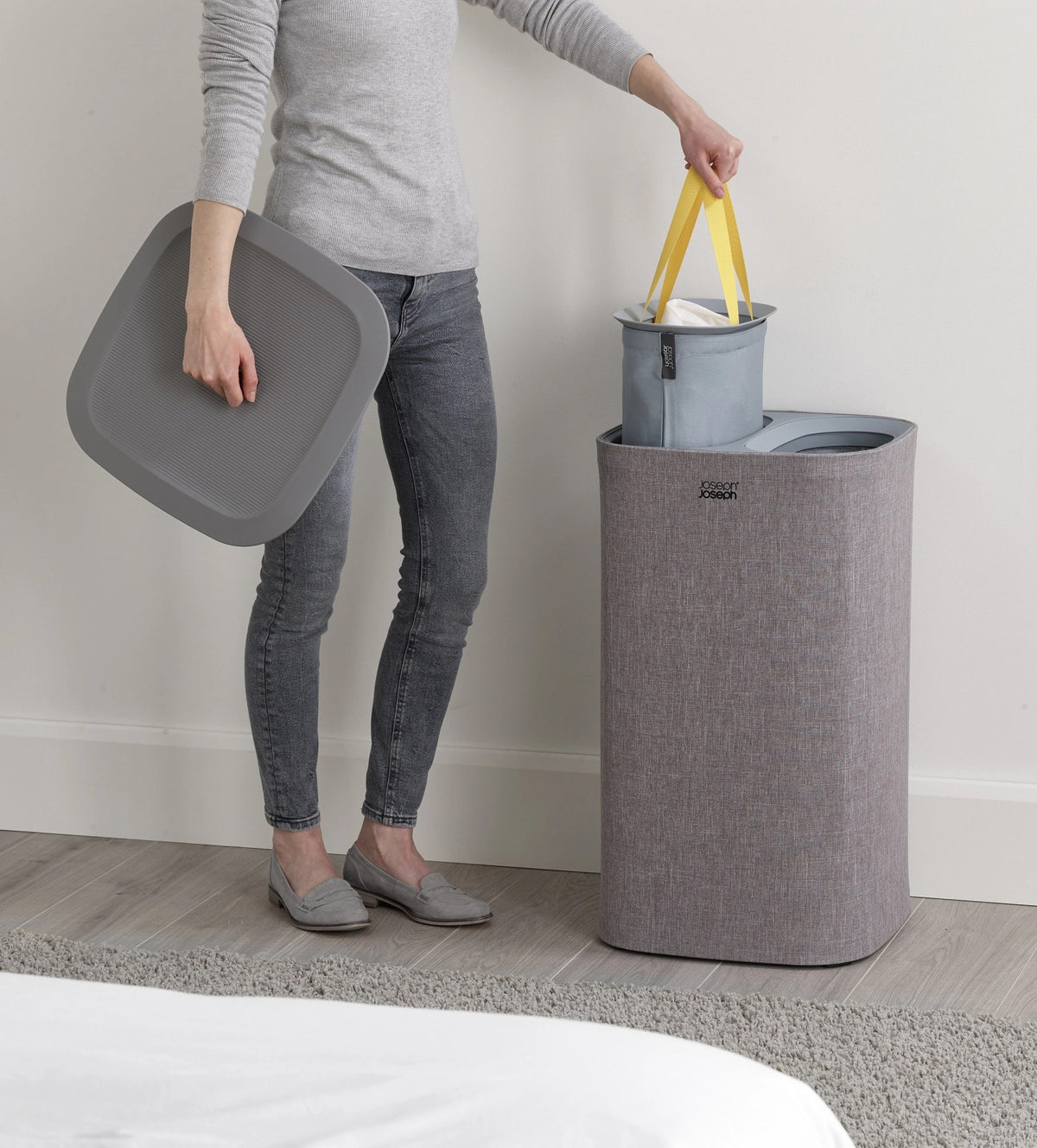 Tota 60-Liter-Wäschetrennkorb – Grau in Grau präsentiert im Onlineshop von KAQTU Design AG. Wäschekorb ist von Joseph Joseph