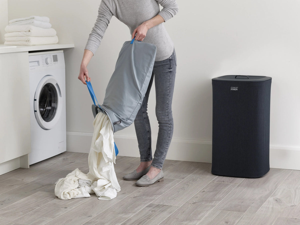 Tota 60-Liter-Wäschetrennkorb – Schwarz in Schwarz präsentiert im Onlineshop von KAQTU Design AG. Wäschekorb ist von Joseph Joseph