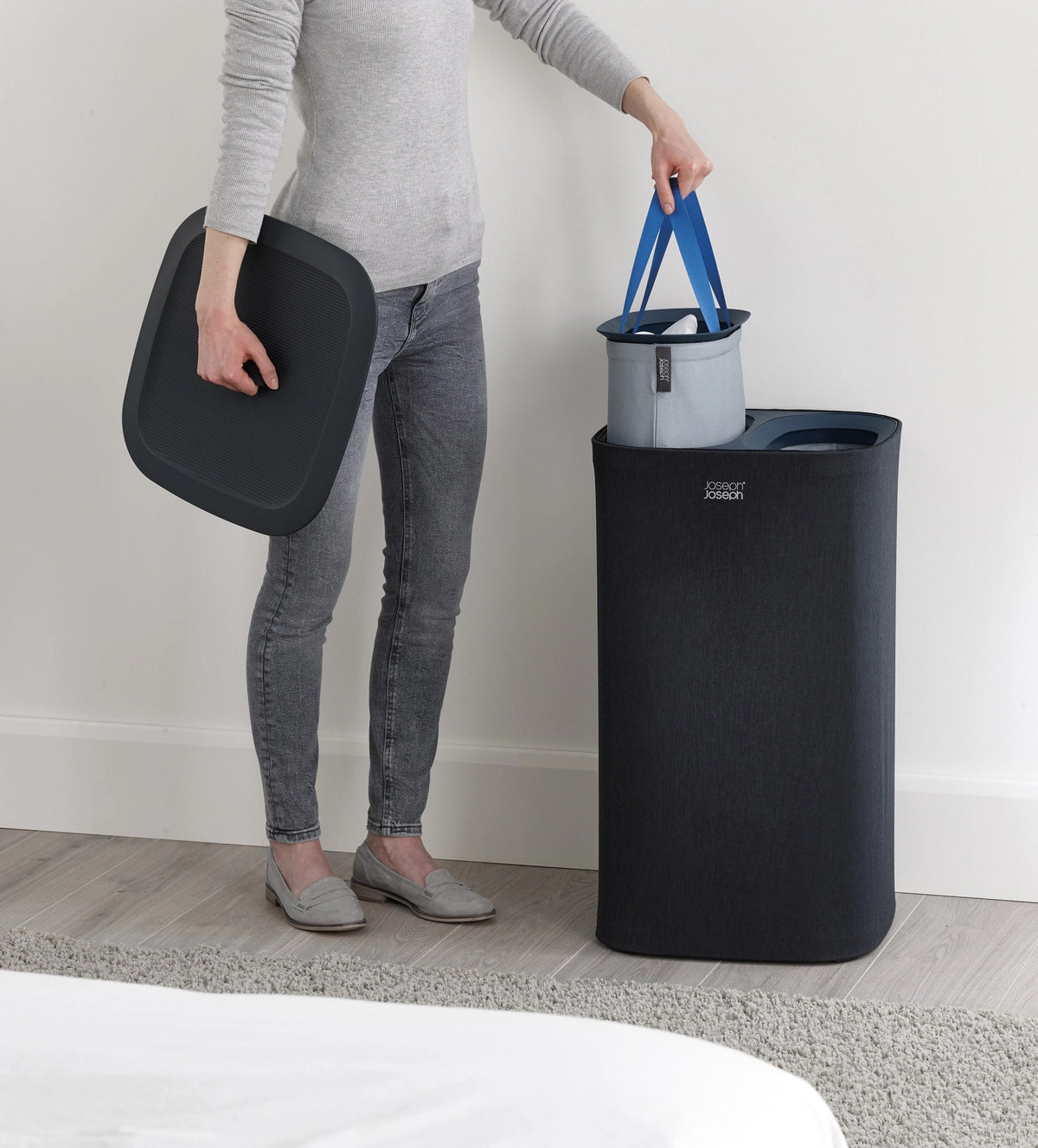 Tota 60-Liter-Wäschetrennkorb – Schwarz in Schwarz präsentiert im Onlineshop von KAQTU Design AG. Wäschekorb ist von Joseph Joseph