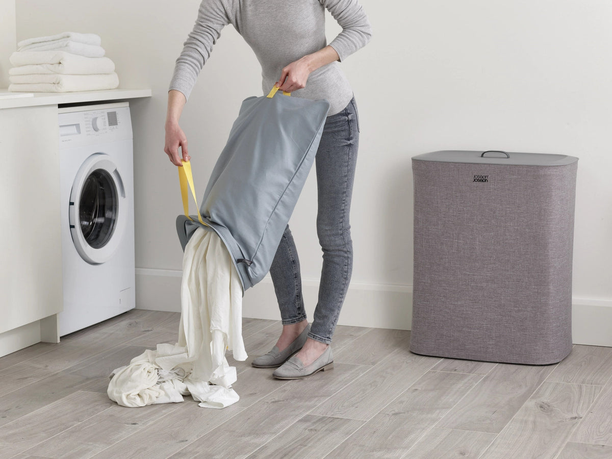 Tota 90-Liter-Wäschetrennkorb – Grau in Grau präsentiert im Onlineshop von KAQTU Design AG. Wäschekorb ist von Joseph Joseph