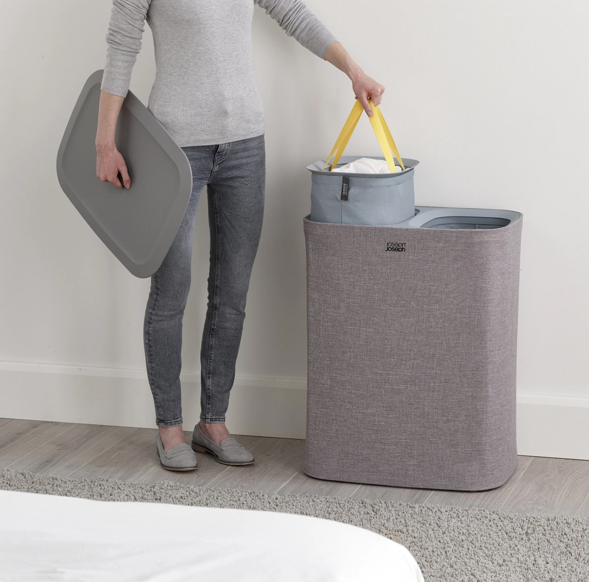Tota 90-Liter-Wäschetrennkorb – Grau in Grau präsentiert im Onlineshop von KAQTU Design AG. Wäschekorb ist von Joseph Joseph