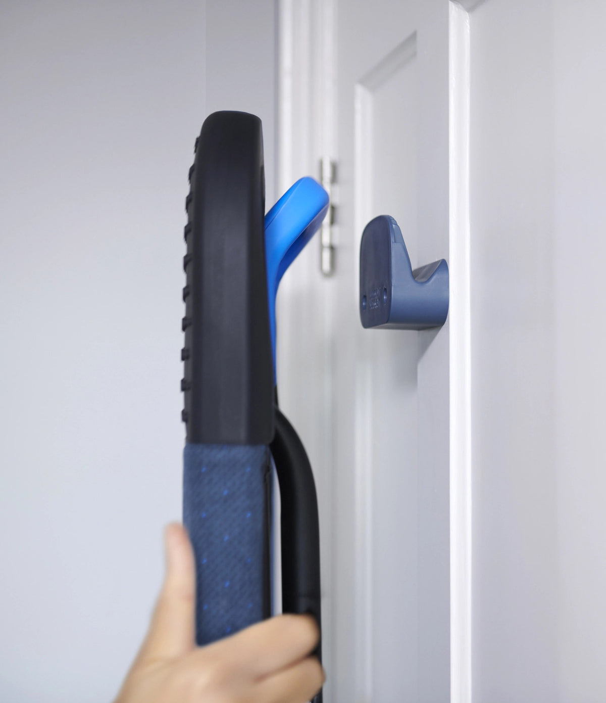 Glide Plus Easy-Store Bügelbrett in Blau präsentiert im Onlineshop von KAQTU Design AG. Kleiderbügler ist von Joseph Joseph