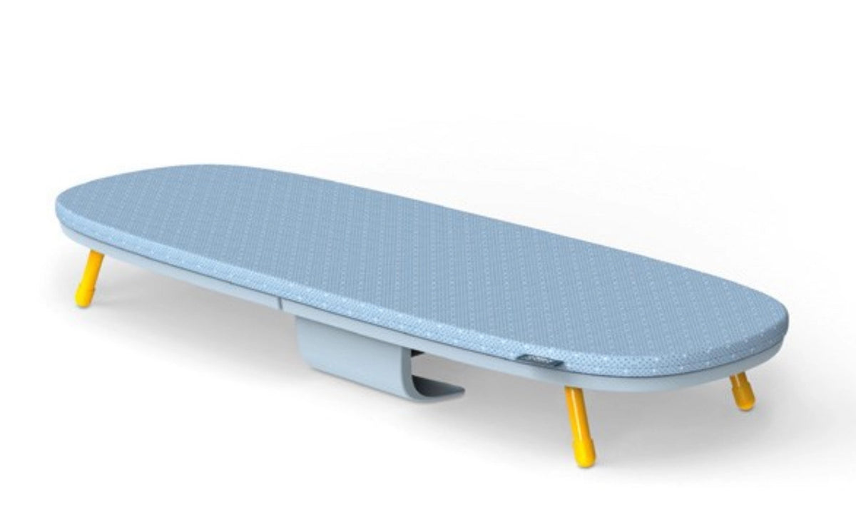 Pocket Klappbares Tisch-Bügelbrett 34x15.5x45.5cm in Blau präsentiert im Onlineshop von KAQTU Design AG. Kleiderbügler ist von Joseph Joseph