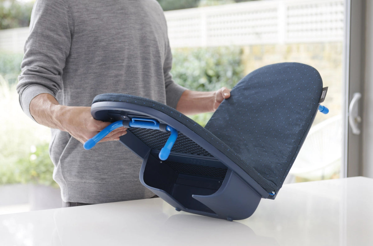 Pocket Plus Klappbares Tisch-Bügelbrett 34x15.5x45.5cm in Blau präsentiert im Onlineshop von KAQTU Design AG. Kleiderbügler ist von Joseph Joseph