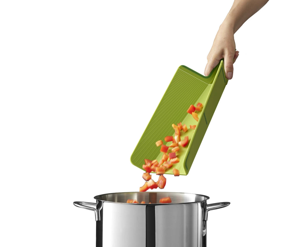 Chop2Pot Plus faltbares Schneidebrett Grün, 45x26.3cm in Grün präsentiert im Onlineshop von KAQTU Design AG. Schneidbrett ist von Joseph Joseph