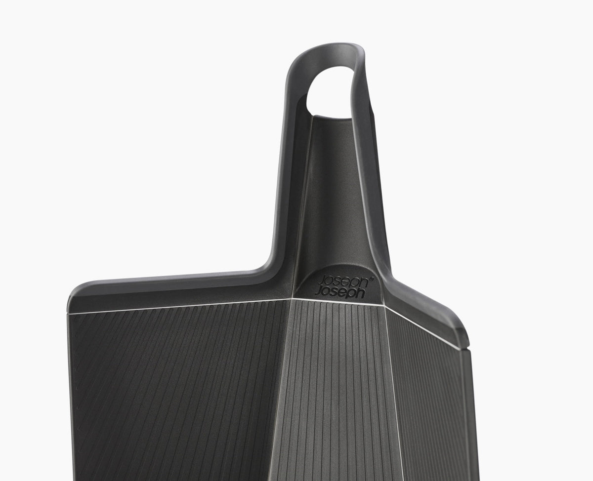 Chop2Pot Plus faltbares Schneidebrett schwarz, 45x26.3cm in Schwarz präsentiert im Onlineshop von KAQTU Design AG. Schneidbrett ist von Joseph Joseph