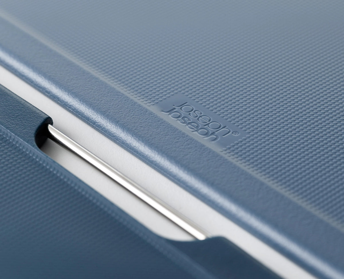 Folio Plus 8 tlg. Messer+Schneidebrettset Graphite in Blau präsentiert im Onlineshop von KAQTU Design AG. Schneidbrett ist von Joseph Joseph