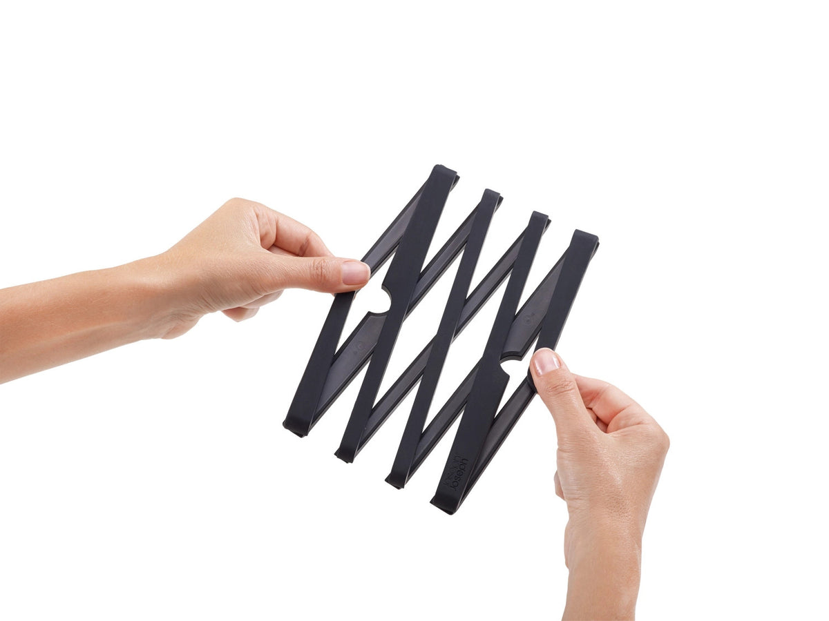 Stretch Topfuntersetzer schwarz 19.5x5cm in Schwarz präsentiert im Onlineshop von KAQTU Design AG. Tischset ist von Joseph Joseph