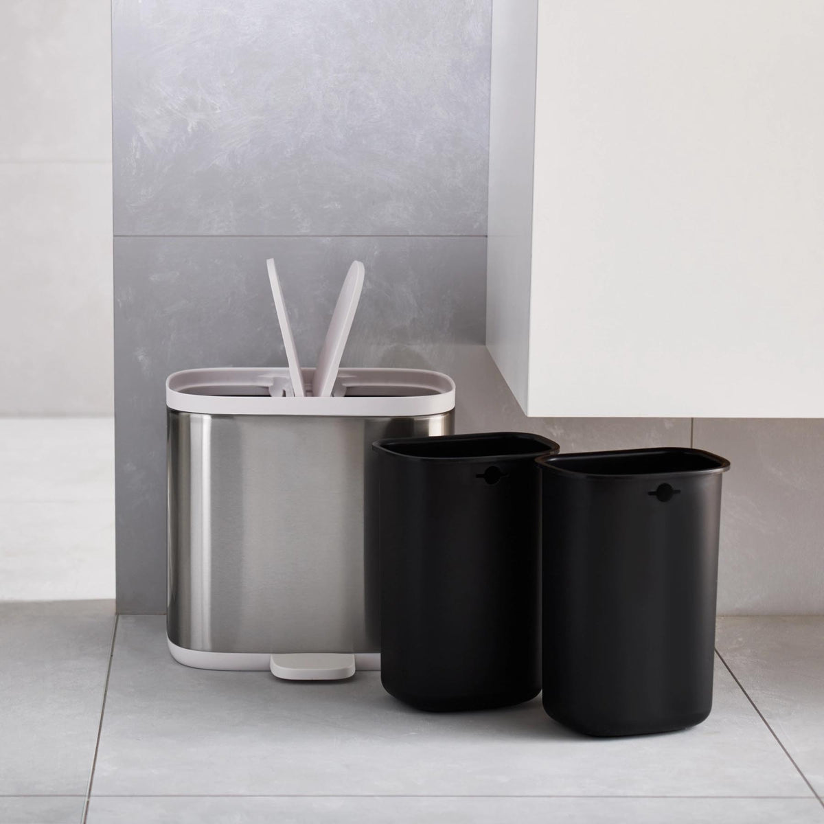 Split Steel Trenn-Abfallbehälter, 2x3l, 27x18x28.4cm in Silber präsentiert im Onlineshop von KAQTU Design AG. Treteimer ist von Joseph Joseph