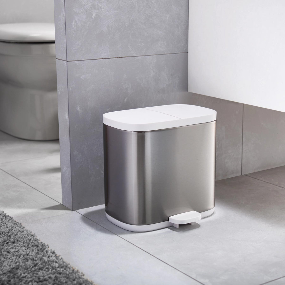 Split Steel Trenn-Abfallbehälter, 2x3l, 27x18x28.4cm in Silber präsentiert im Onlineshop von KAQTU Design AG. Treteimer ist von Joseph Joseph