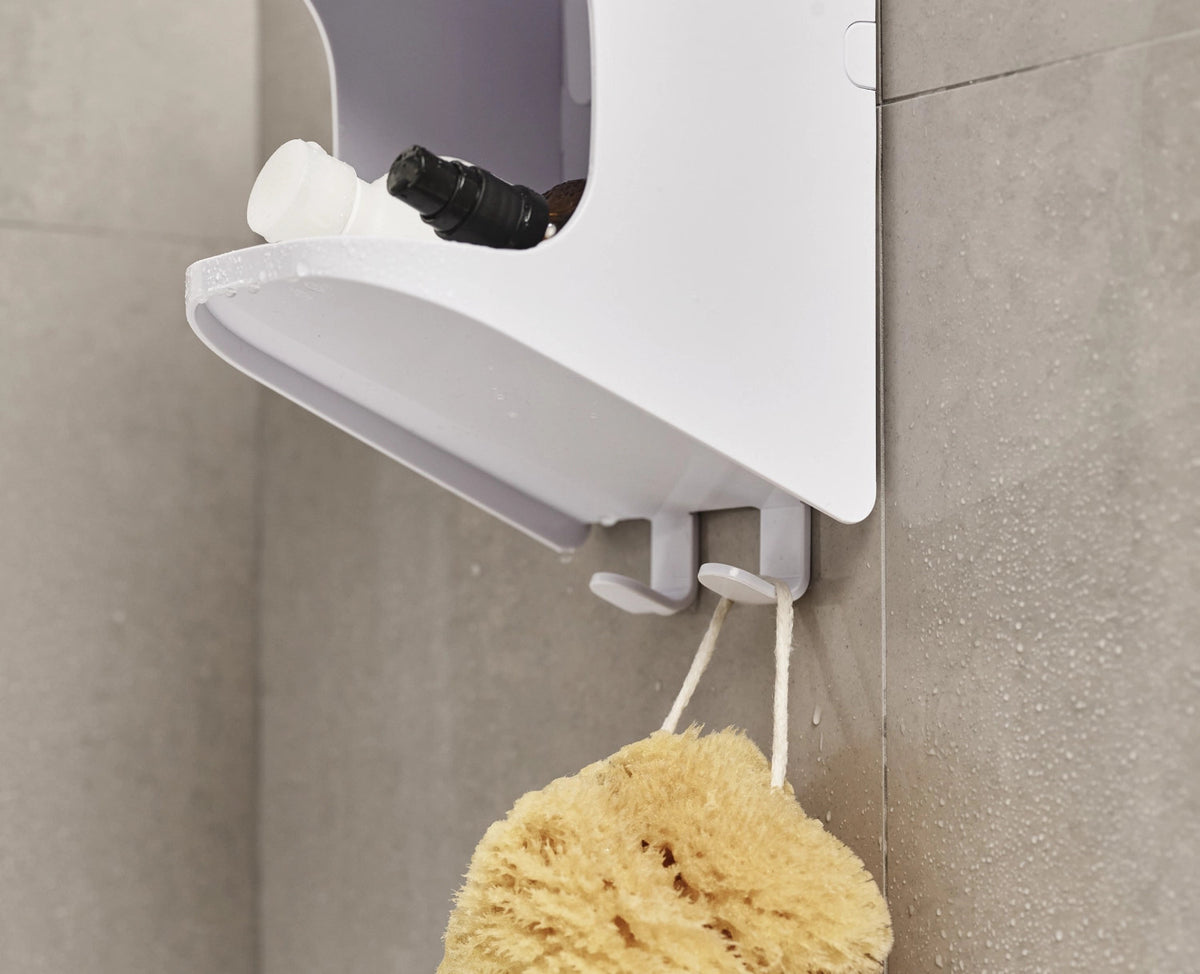 Capsule kompaktes 4-stufiges Duschregal H45cm in Weiss präsentiert im Onlineshop von KAQTU Design AG.  ist von Joseph Joseph