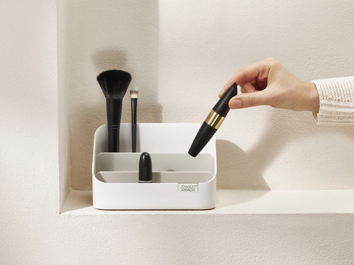 Viva gestufter Kosmetik-Organizer, 18x10.7x11cm in Beige präsentiert im Onlineshop von KAQTU Design AG. Pflege ist von Joseph Joseph