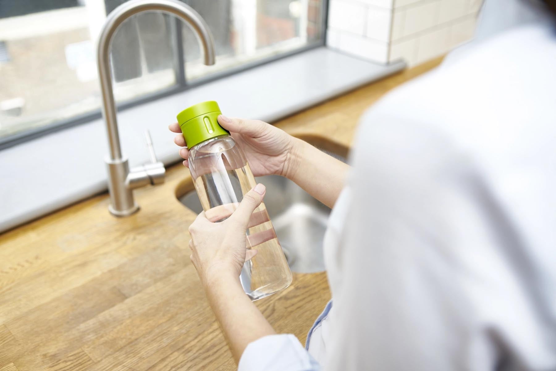 Transparente grüne Dot Trinkflasche von Joseph Joseph, 600 ml, ideal für unterwegs und stilvolles Trinken.