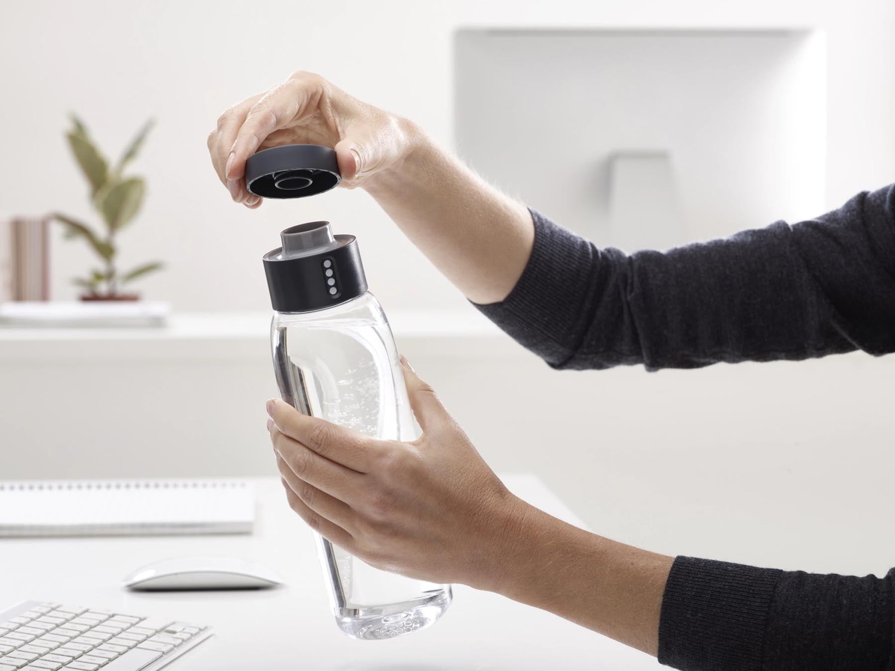 Stylische Dot Trinkflasche in transparentem Grau, 600 ml, ideal für unterwegs. Hochwertiges Design von Joseph Joseph für modernes Trinken.