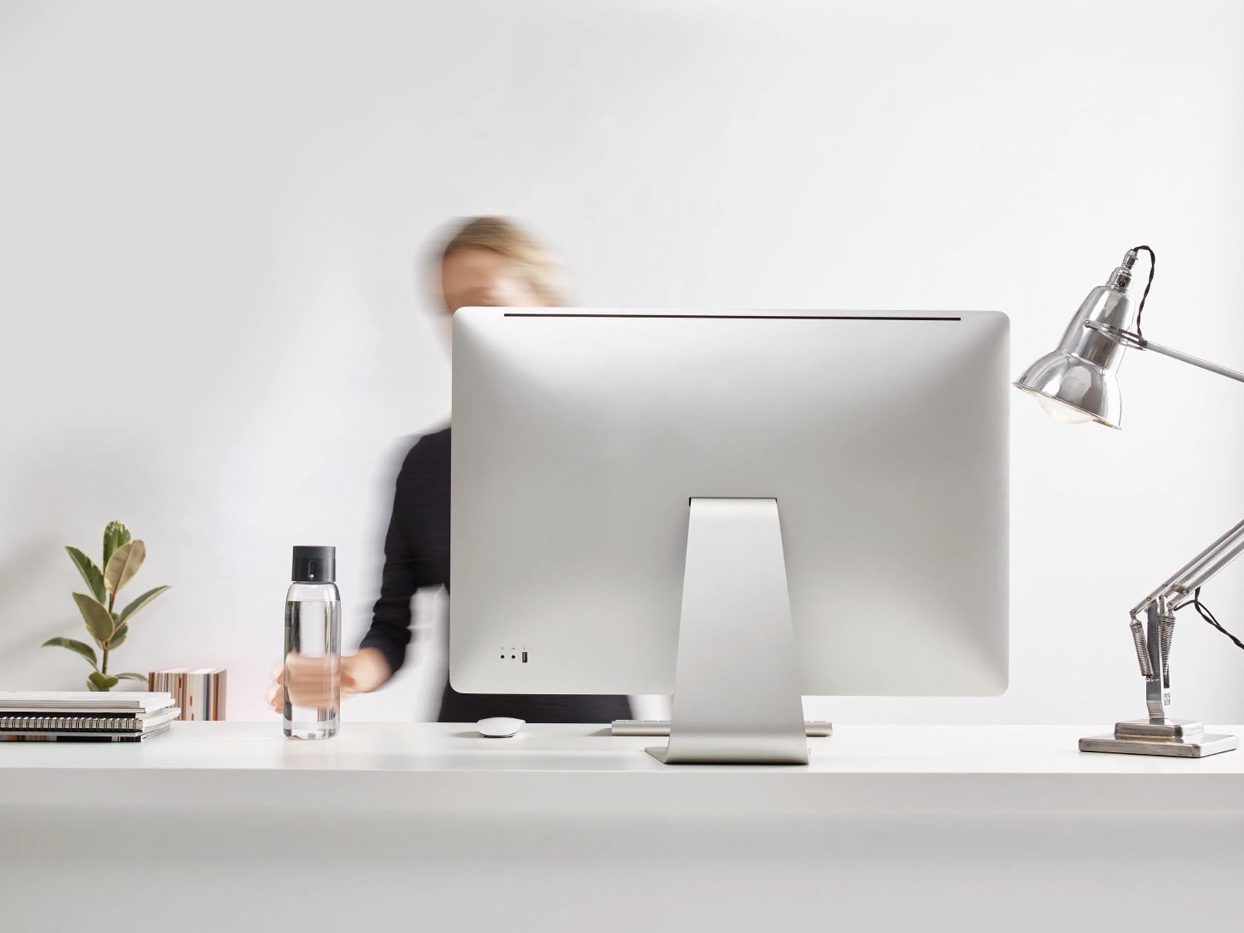 Stylische Dot Trinkflasche in transparentem Grau, 600 ml, ideal für unterwegs und im Alltag, kombiniert Funktionalität mit modernem Design.
