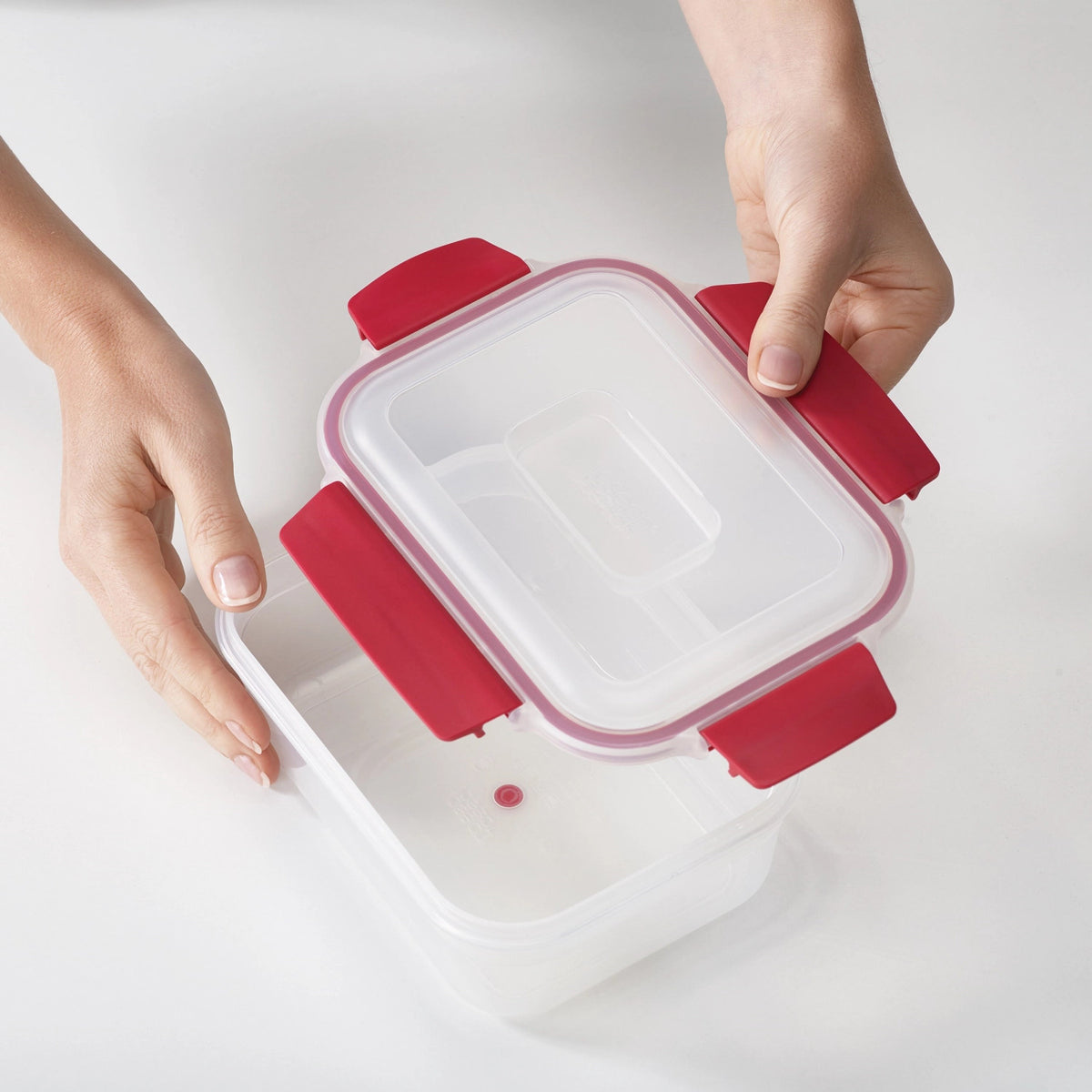 Nest Lock multicolor Vorratsdosenset 5-tlg. in Mehrfarbig präsentiert im Onlineshop von KAQTU Design AG. Aufbewahrungsdose ist von Joseph Joseph