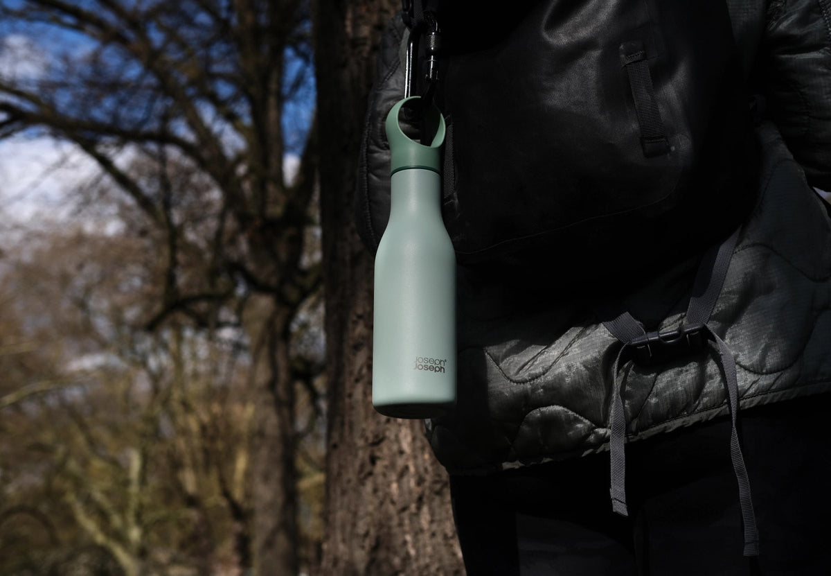 Loop Wasserflasche 500ml, grün in Grün präsentiert im Onlineshop von KAQTU Design AG.  ist von Joseph Joseph