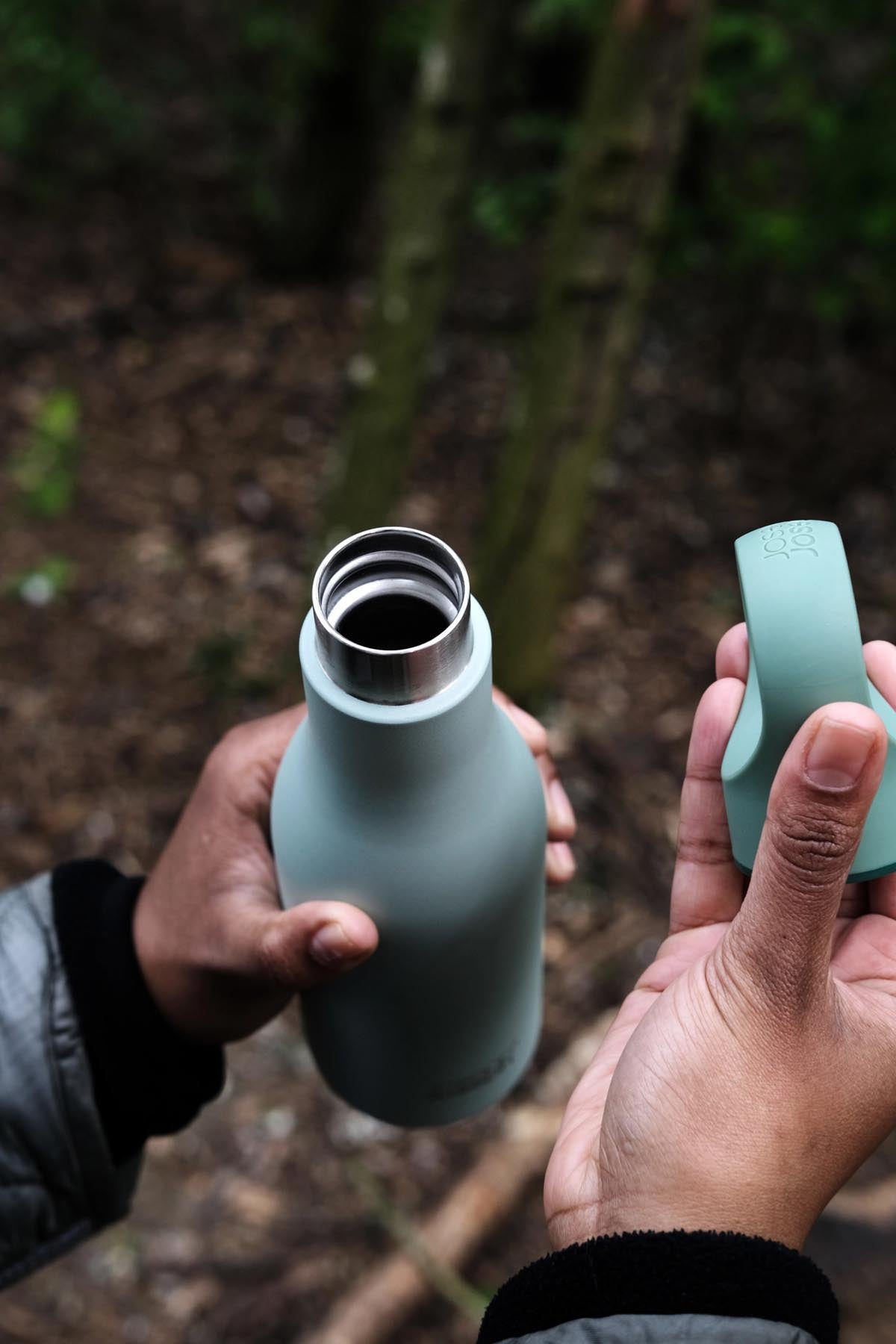 Stylische grüne Loop Wasserflasche von Joseph Joseph, 500ml, ideal für unterwegs und umweltfreundlich.