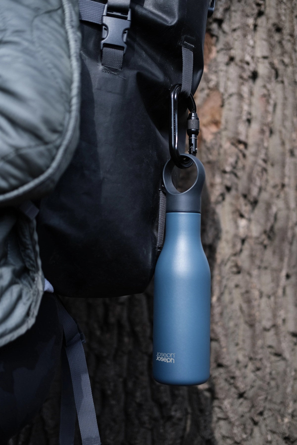 Loop Wasserflasche 500ml, blau in Blau präsentiert im Onlineshop von KAQTU Design AG. Kanne ist von Joseph Joseph
