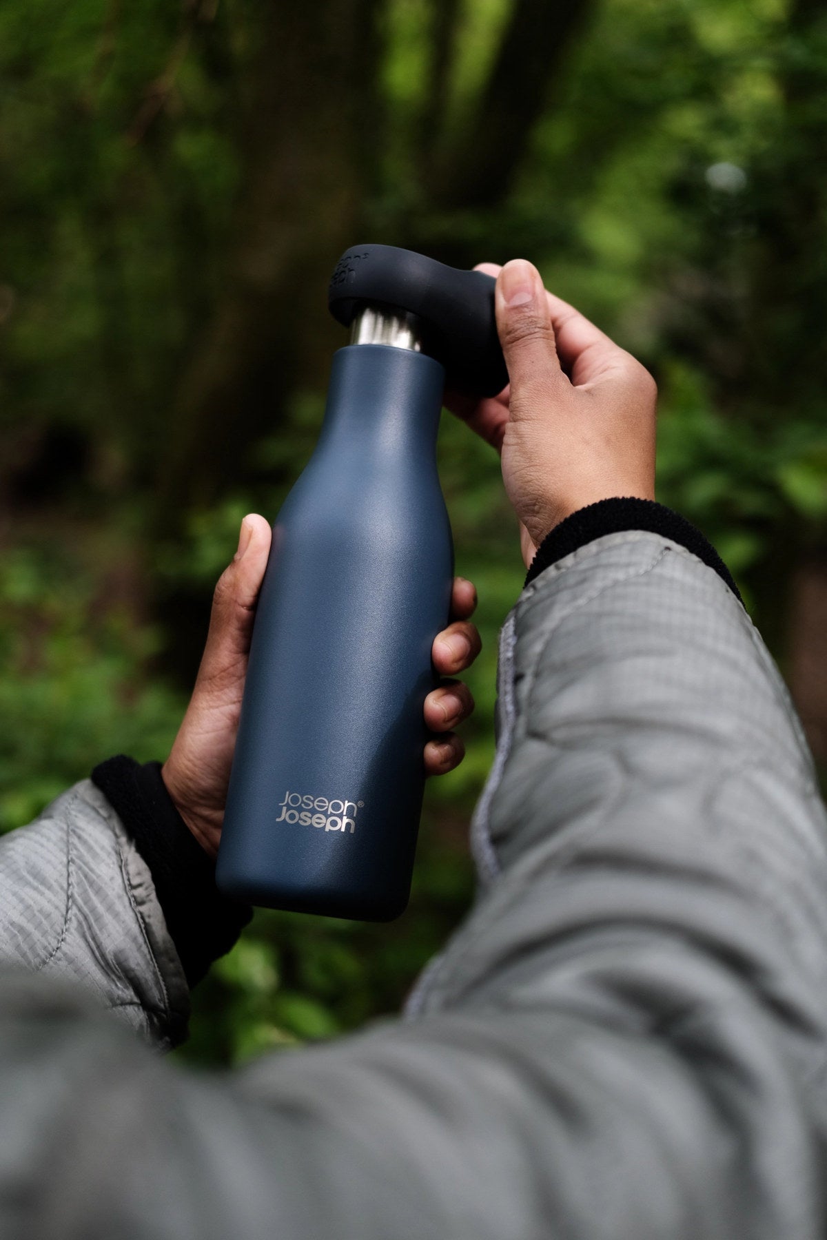 Loop Wasserflasche 500ml, blau in Blau präsentiert im Onlineshop von KAQTU Design AG. Kanne ist von Joseph Joseph
