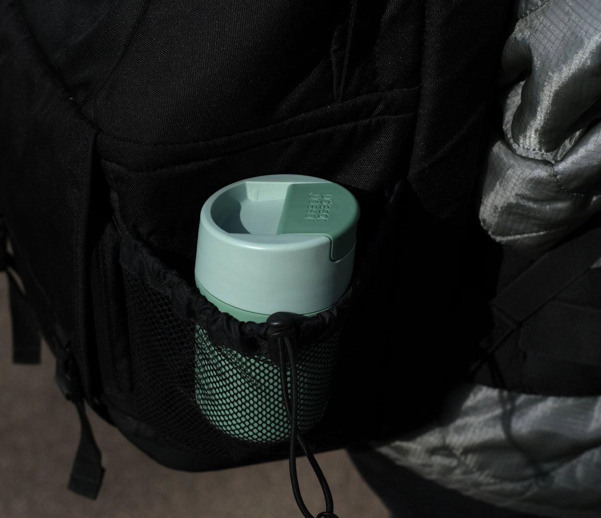 Sipp Travel Mug 340ml, grün in Grün präsentiert im Onlineshop von KAQTU Design AG. Aufbewahrungsbehälter ist von Joseph Joseph