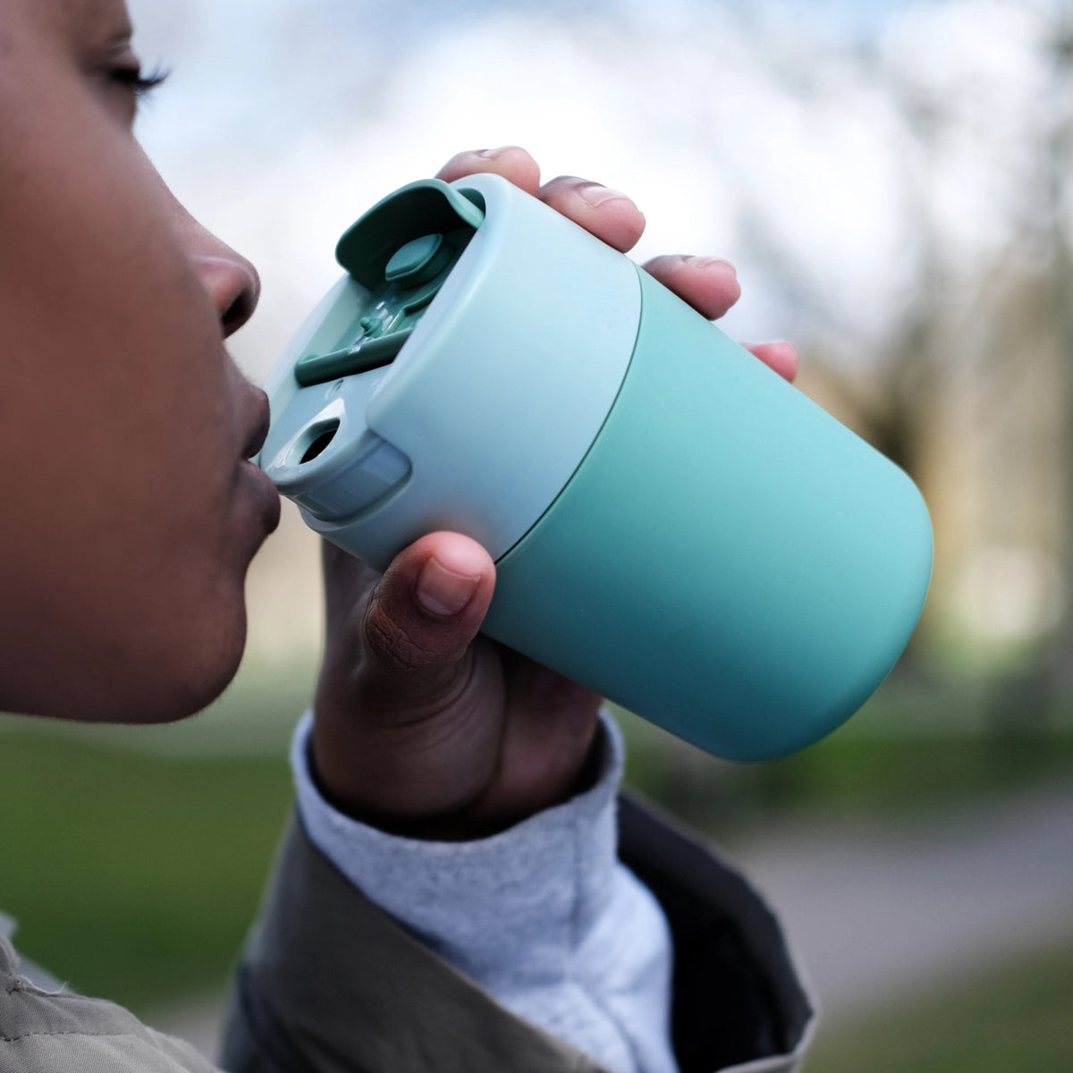 Sipp Travel Mug 340ml, grün in Grün präsentiert im Onlineshop von KAQTU Design AG. Aufbewahrungsbehälter ist von Joseph Joseph