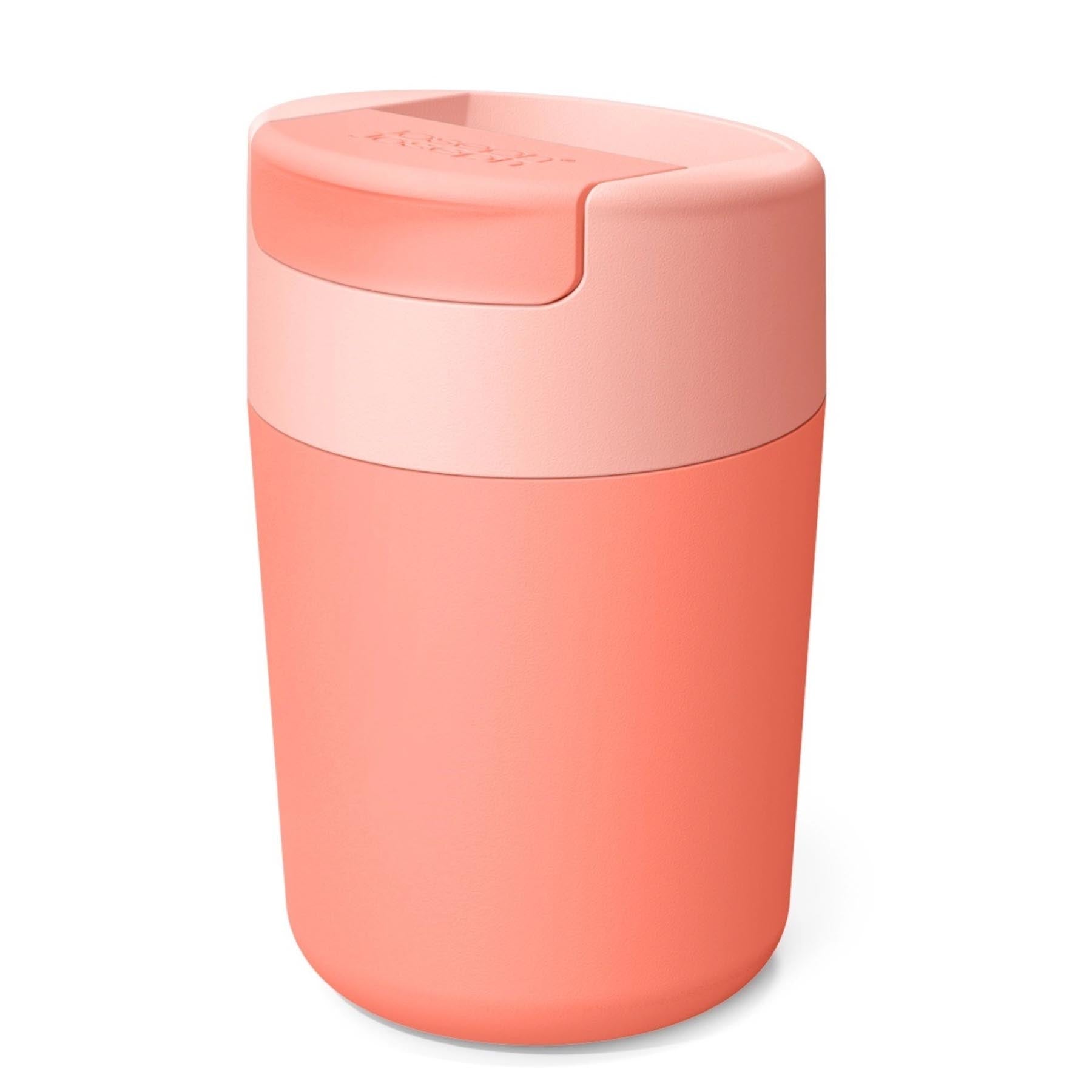 Sipp Travel Mug 340ml, coral in Orange präsentiert im Onlineshop von KAQTU Design AG. Aufbewahrungsbehälter ist von Joseph Joseph