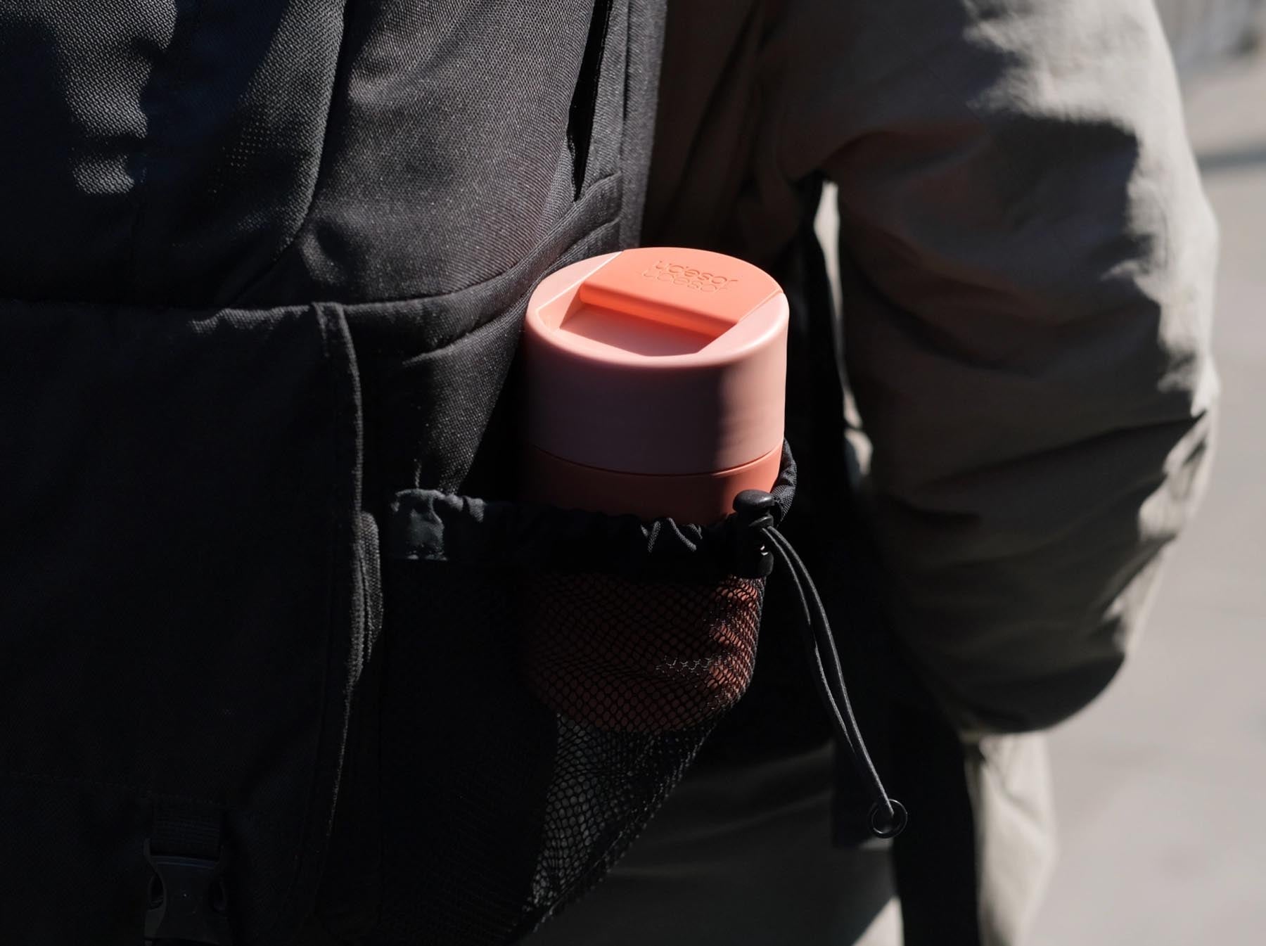 Eleganter Sipp Travel Mug in lebhaftem Koralle (340ml) von Joseph Joseph, ideal für Kaffeeliebhaber auf Reisen.