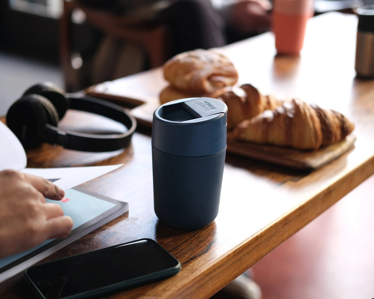 Sipp Travel Mug 340ml, blau in Blau präsentiert im Onlineshop von KAQTU Design AG. Aufbewahrungsbehälter ist von Joseph Joseph
