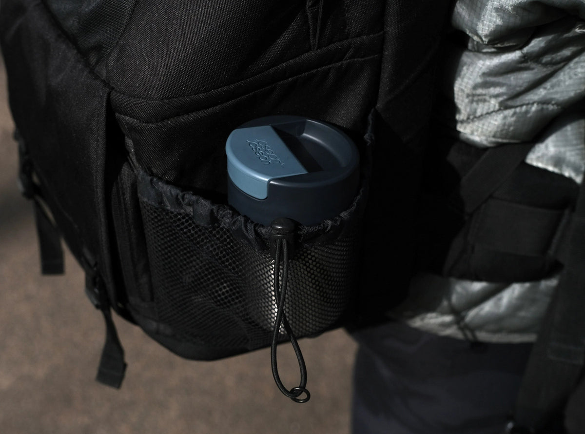 Sipp Travel Mug 340ml, edelstahl in Silber präsentiert im Onlineshop von KAQTU Design AG. Aufbewahrungsbehälter ist von Joseph Joseph
