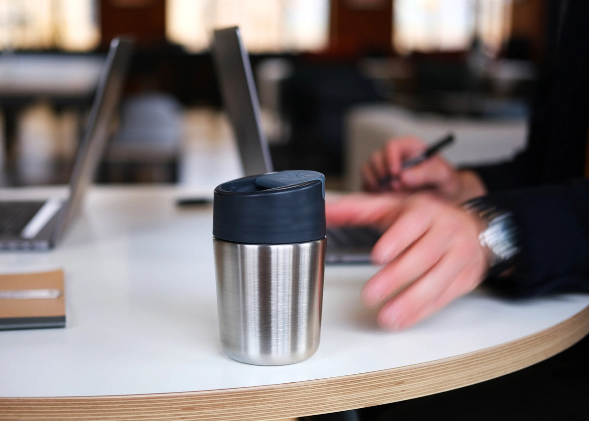 Sipp Travel Mug 340ml, edelstahl in Silber präsentiert im Onlineshop von KAQTU Design AG. Aufbewahrungsbehälter ist von Joseph Joseph