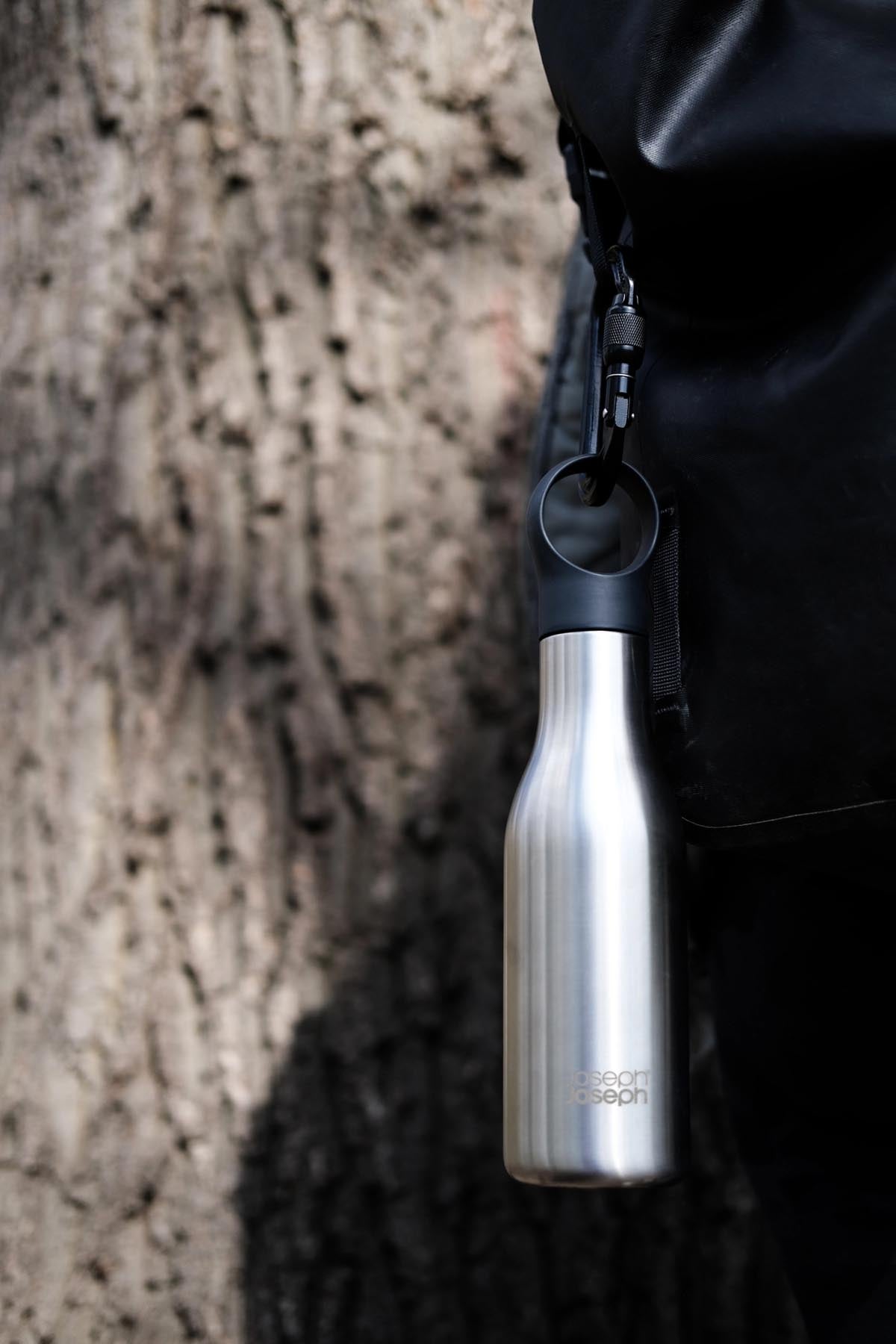 Geschenkset Refill Reuse Repeat, Travel Mug und Flasche in Silber präsentiert im Onlineshop von KAQTU Design AG. Thermosflasche ist von Joseph Joseph